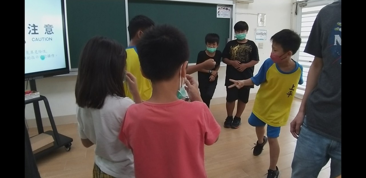 LINE_ALBUM_111.05.10高師大科學營_220516_15.jpg